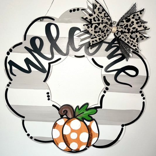 Scalloped Circle Interchangeable Sign + 1 seasonal attachment and bow